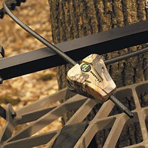 Treestand sécurisé par un câble antivol Python de Master Lock