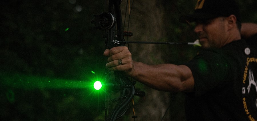 Tirs à l'arc de nuit grâce à la lampe verte NAP Apache Predator